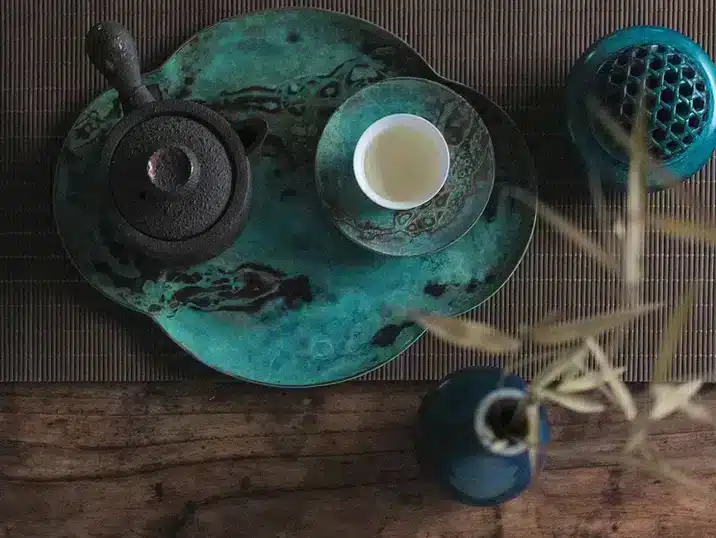 Een groene thee set met een dienblad en theekopje van keramiek