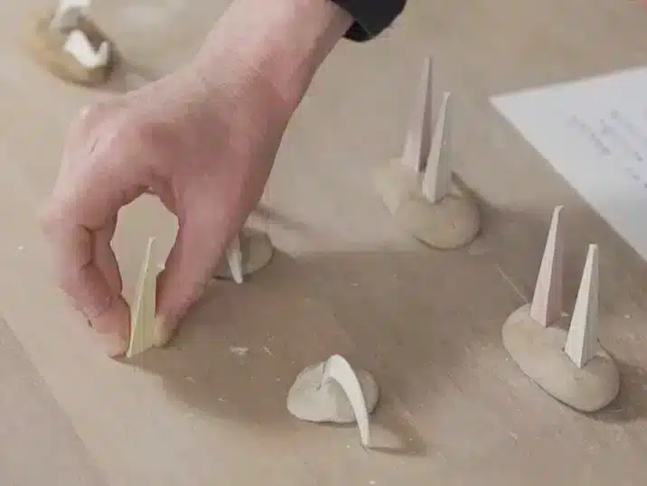 Cones voor keramiek op een tafel