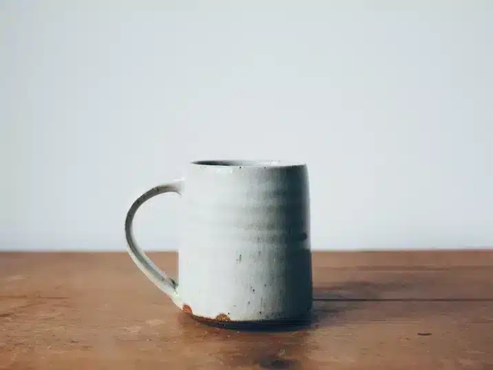 een witte koffiekop gemaakt van klei