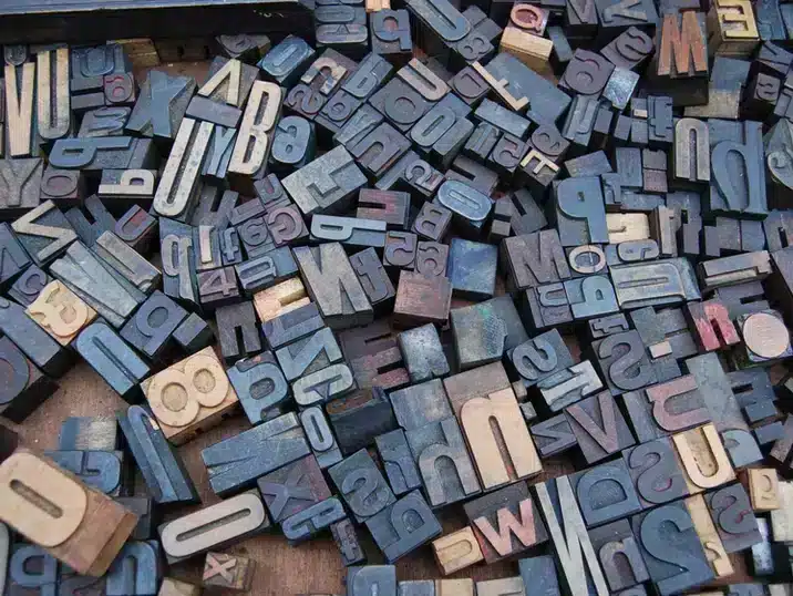 Een grote hoeveelheid houten letters