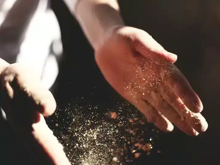 Handen met stof van klei