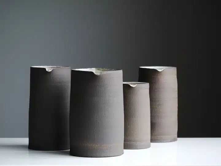 Een set van kannen gemaakt van klei