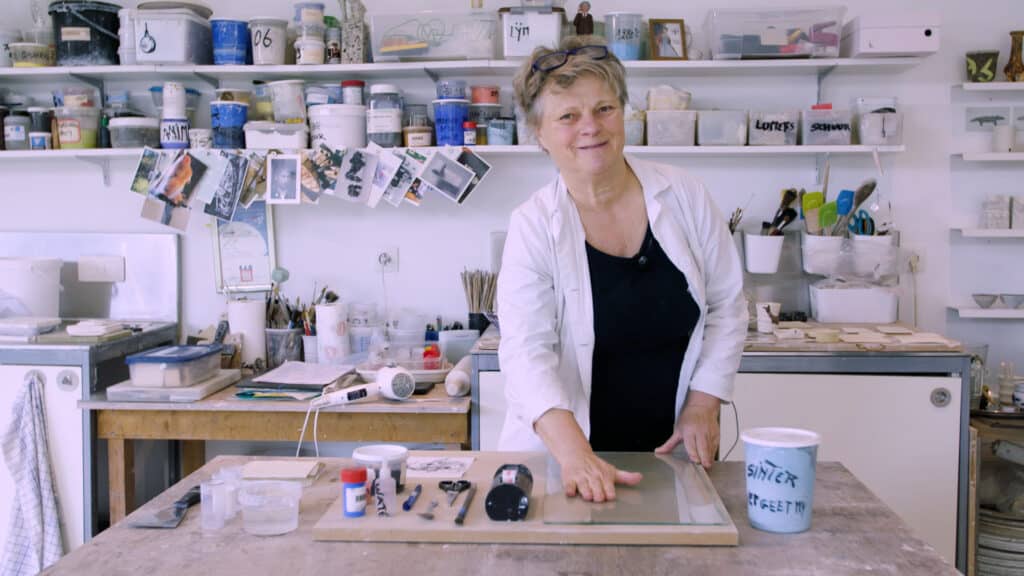 Cursist docent Anima Roos in haar atelier