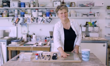 Cursist docent Anima Roos in haar atelier