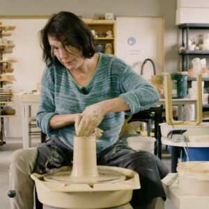 Cursist docente Françoise Busin in haar atelier tijdens de het draaien van een hoge pot