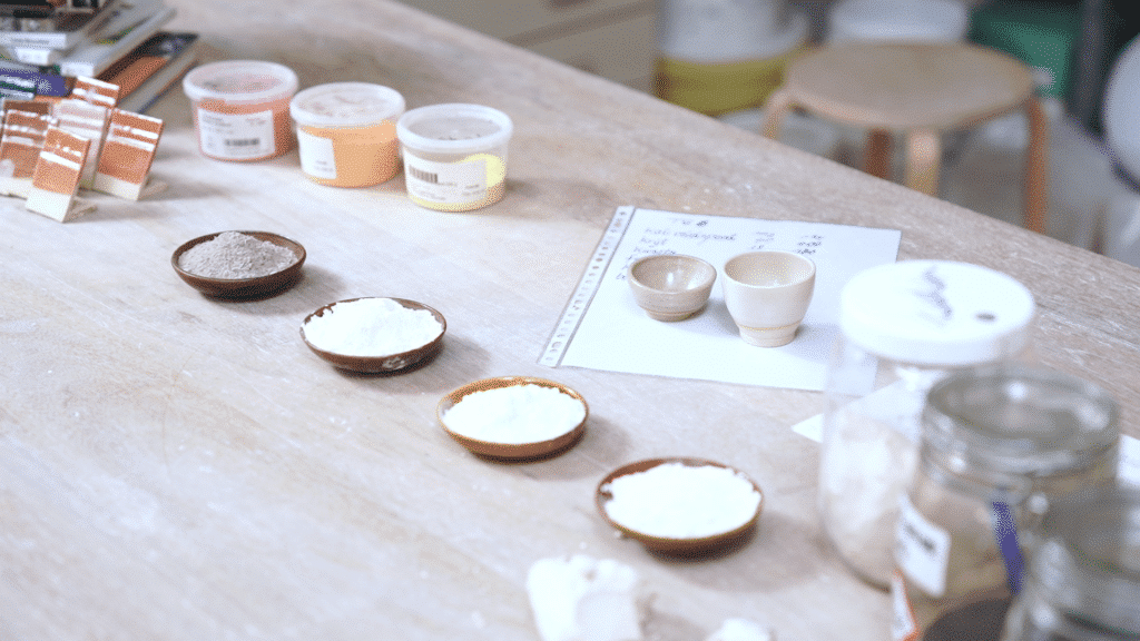 Potjes met ingrediënten voor het aanmaken van glazuren voor keramiek