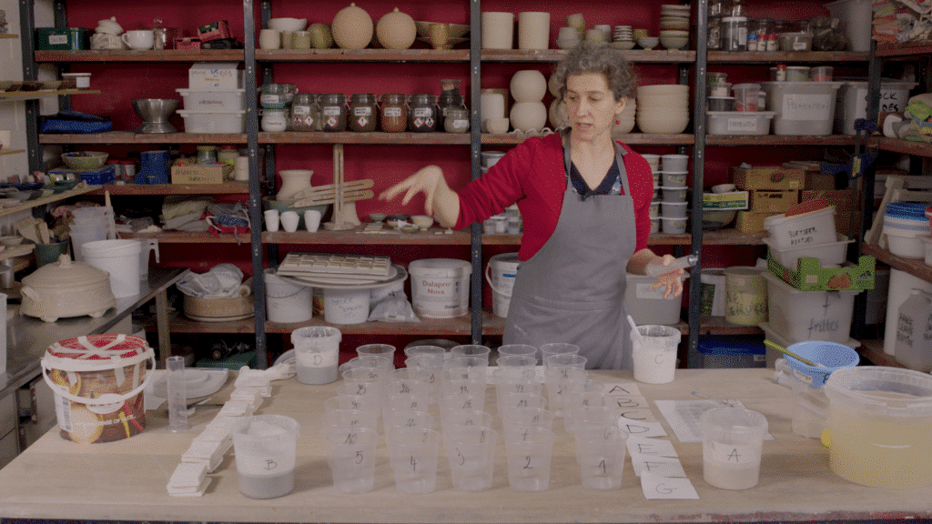Cursist docent Caroline Kestelyn in haar atelier plastieken potjes opgeteld volgens de grid methode