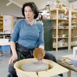 Cursist docente Françoise Busin in haar atelier aan de draaischijf