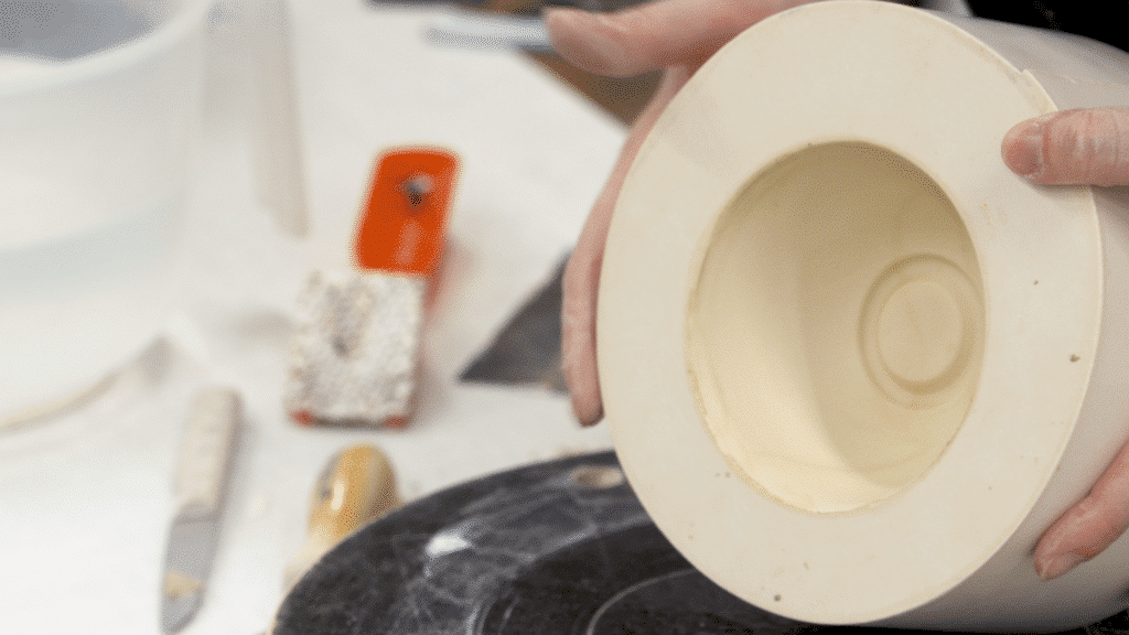 Een detail van de binnenkant van een gipsen gietmal voor gietklei om keramiek te maken