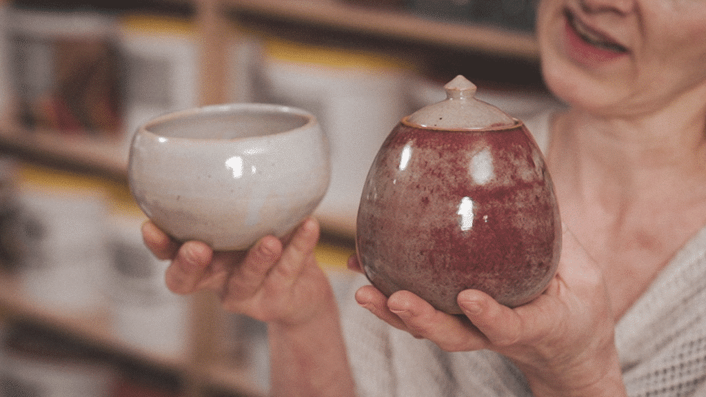 Een kom en een pot met deksel uit geglazuurde keramiek