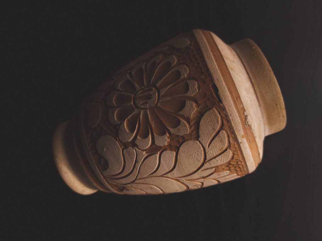 Een vaas van keramiek bewerkt met de sgraffito techniek