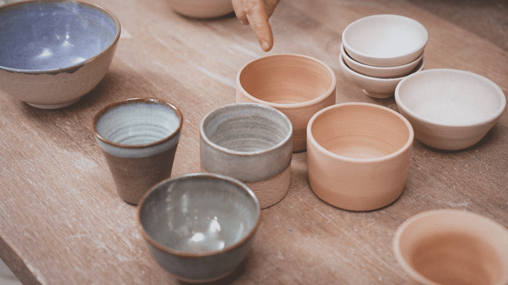 Verschillende geglazuurde pots van keramiek