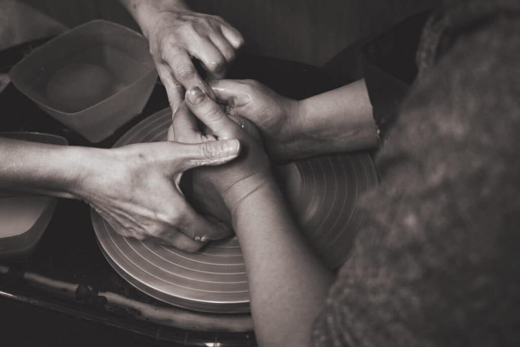 handen op de draaischijf voor keramiek