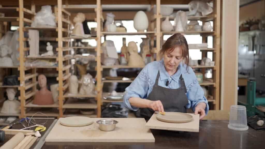 handopbouw met kleiplaten,kleiplaten,zelf keramiek maken,drukmallen keramiek,zelf servies maken van klei,keramiek maken met drukmallen,pottenbakken drukmallen