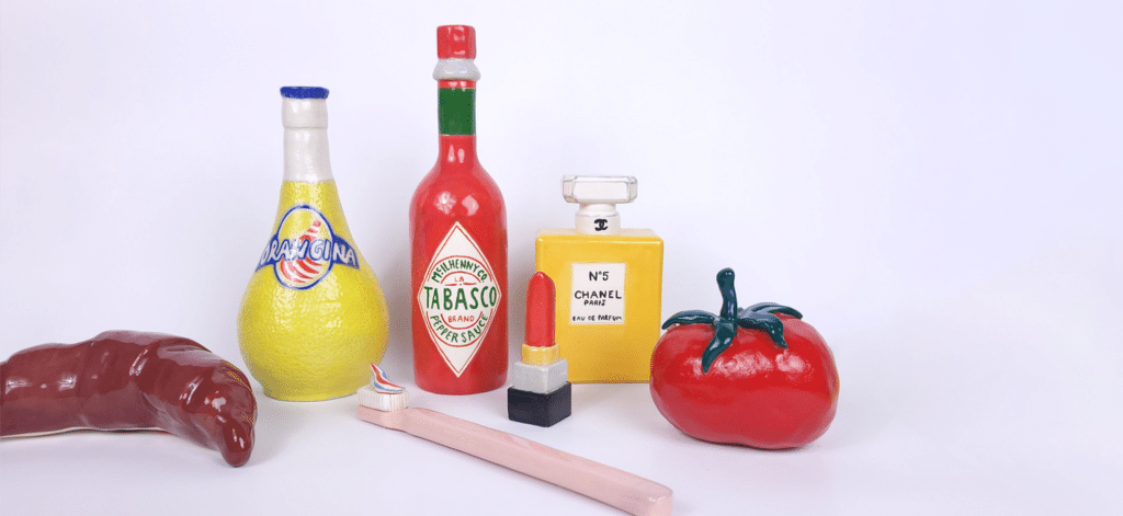 Keramiek voor beginners: objects in clay van Louise Daneels van ketchup, tomaat, orangina flesje, parfumflesje,...