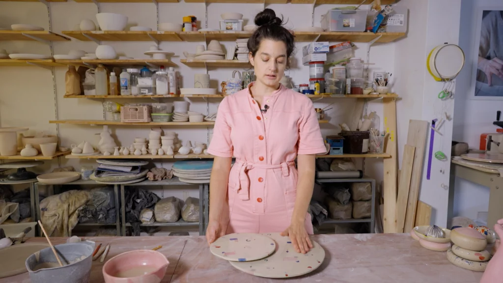 Sofie De Cleene die aan de tafel staat in haar atelier