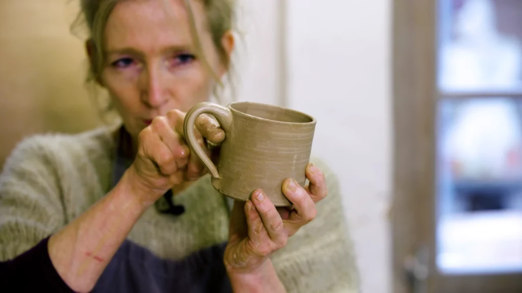 Aster Caemaert zet een oor aan een tas