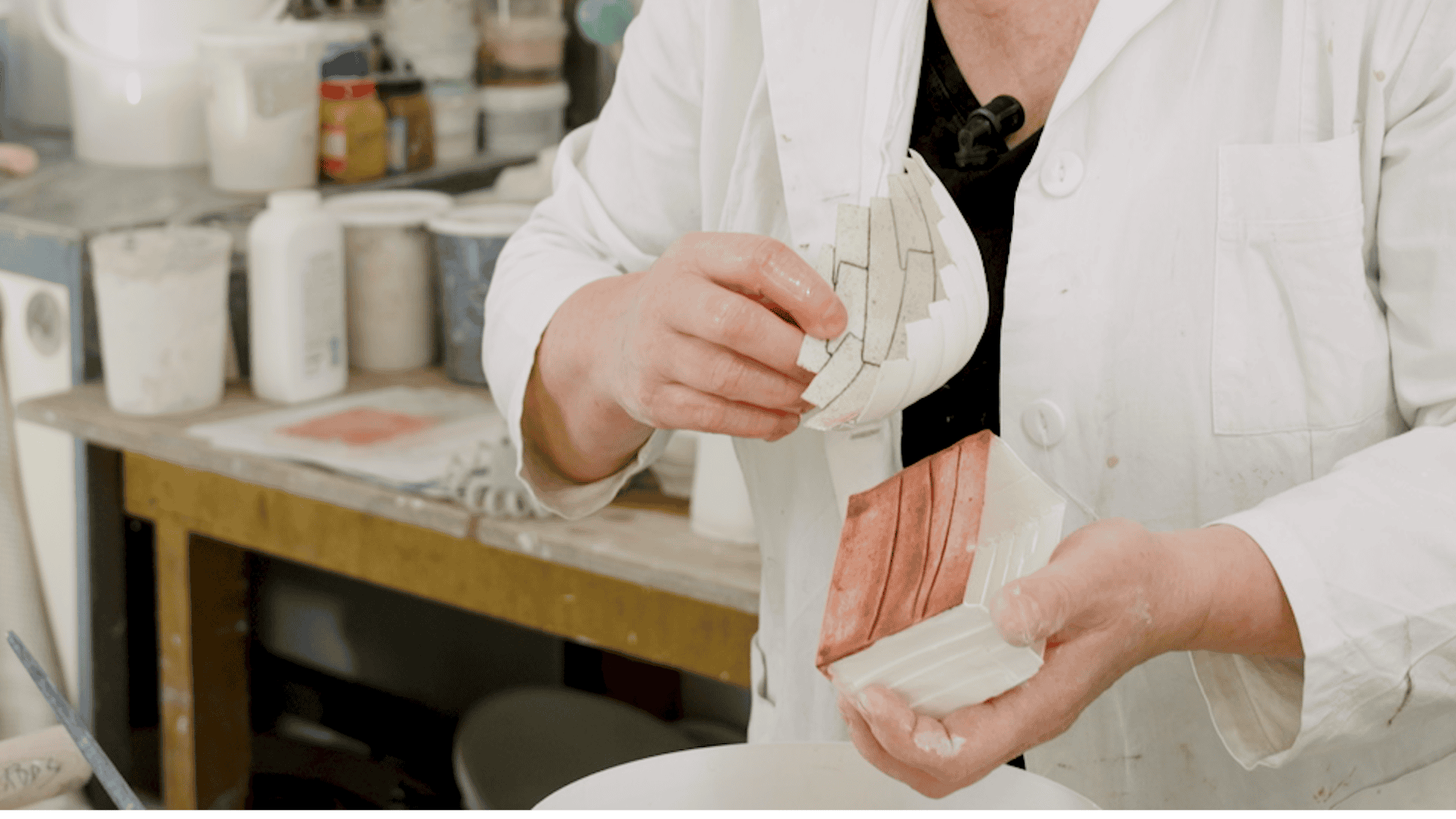 Papierklei maken: inkleuren van reepjes